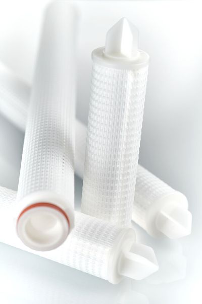 Halle B5, Stand 460: Die Filtration Division von Eaton wird auf der Drinktec zeigen, wie Filtrationslösungen Hand in Hand arbeiten, um klare, stabile und geschmackvolle Getränke zu produzieren. Im Fokus stehen die Beco Helix-Tiefenfilterkerzen zur Flüssigkeitsfiltration, die nach Angaben des Unternehmens einen doppelt so hohen Tiefenfiltereffekt bieten wie herkömmliche plissierte Standard-Tiefenfilterkerzen. Sie verfügen über eine spezielle Helix-Wicklung aus plissierten, abgestuften Polypropylen-Vliesen. Diese Konstruktion soll eine signifikant höhere Partikelaufnahmekapazität und eine um mehr als 40 Prozent längere Standzeit ermöglichen. Die Trichterwirkung und mechanische Stabilität erlauben nach Herstellerangaben eine Rückspülung und Wiederverwendung der Filter. Mithilfe der Feinvliese lassen sich Flüssigkeiten klären, Partikel abtrennen und nachgeschaltete Membranfilterkerzen schützen. (Bild: Eaton)