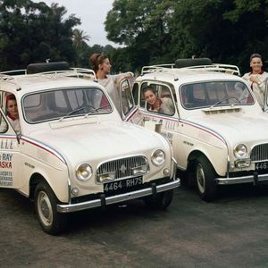 Neben der späteren Journalistin und Filmproduzentin Michèle Ray ließen sich Éliane Lucotte, Betty Gérard und Martine Libersart vor 55 Jahren auf die abenteuerliche Fahrt ein.(Bild:  Renault)