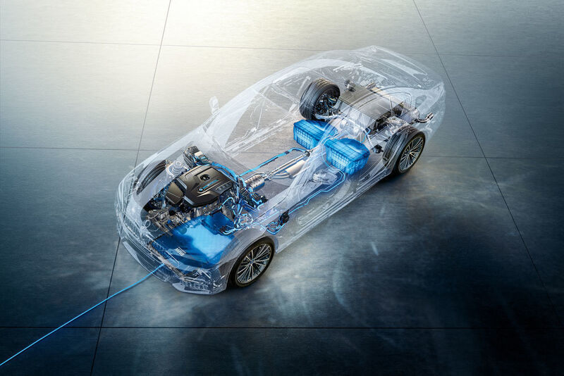 Die Ladestation, das sogenannte Groundpad, erzeugt ein magnetisches Feld, das in einem im Fahrzeug verbauten Modul Strom induziert, der dann die Batterie lädt.  (BMW)