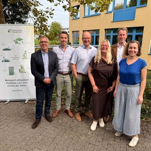 Inak Vorstand Oktober 2026: Peter Brunk (Biotec), Marcel Barth (BASF), Karsten Buth (Profectus Films), Carmen Michels (FKuR, Vorsitzende des Vorstands), Friedrich von Hesler (Novamont), Lara Dammer (nova-Institut)(Bild:  Inak)