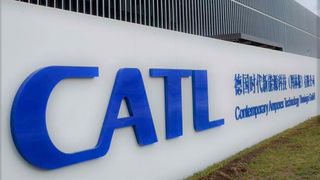 CATL hat die Genehmigung zur ersten Ausbaustufe seines Batteriezellenwerks im thüringischen Arnstadt gestern erhalten. Bald fährt man die Produktion hoch. Darauf haben die deutschen Elektroautohersteller sehnlichst gewartet, heißt es. Nicht zuletzt winken viele Jobs. (Bild: CATL)