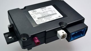 Das Peiker Connectivity-Modul stellt die Verbindung zwischen dem Fahrzeug und dem Backend des Automobilherstellers her. (Foto: Peiker)