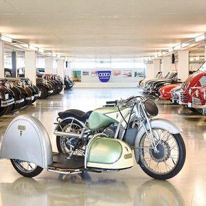 Siegfried Rauch, der mit Steve McQueen in dem legendären Rennfilm Le Mans auftrat, sagte, das DKW-Rennteam sei 1937 in der Schumann/Beer-Hubraumklasse unterwegs gewesen. Ein aufwendig restauriertes und in einen betriebsfähigen Zustand versetztes Fahrzeug ist vermutlich das einzige erhaltene Exemplar.(Bild:  ©Stefan Warter/Audi AG)