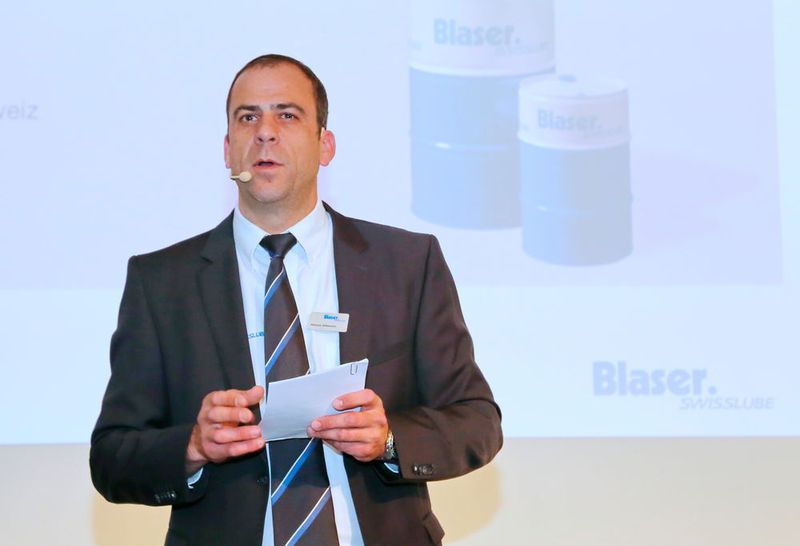 Niklaus Allemann, Verkaufsleiter bei Blaser Swisslube: für jeden Gewinner der Produktivitätstrophäe gibt es eine kurze Zusammenfassung der spezifischen Verbesserungen. (Anne Richter, SMM)