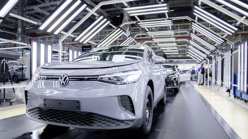 Die Autoindustrie steckt in der Krise. Viele Zulieferer fahren ihre Investitionen in Deutschland zurück.(Bild:  Volkswagen AG)