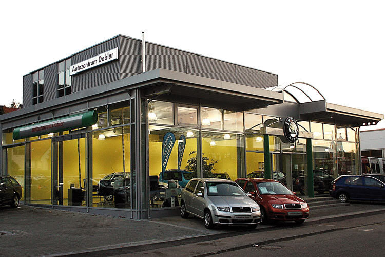 Der Skoda-Verkaufsraum grenzt an den VW-Betrieb an – daneben liegt der Gebrauchtwagenplatz. (Foto: Autozentrum Dobler)