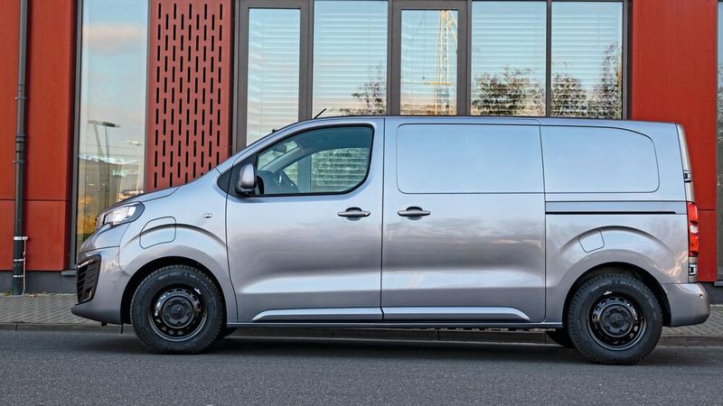 Eine fünfstellige Anzahl an Stellantis-Trapos muss für ein Software-Update an die Box. (Bild:  Peugeot)