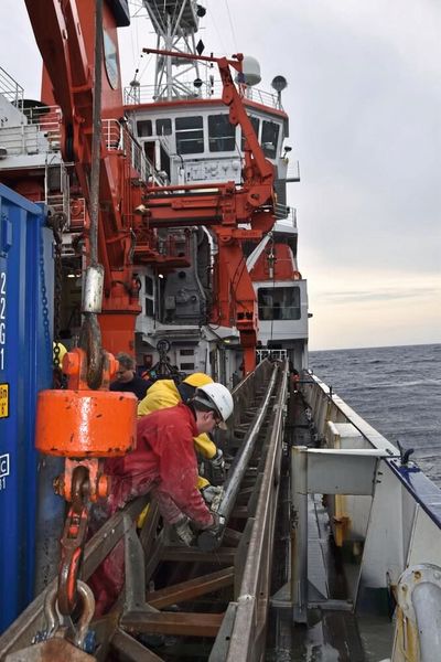 Ein frisch geborgener zehn Meter langer Sedimentkern an Bord des Forschungsschiffs Meteor (Januar 2018). (Bild: Andreas Koutsodendris)