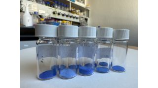 Een voortreffelijk kleurenpalet: de nanokleurstof „Zurich Blue“ (Afbeelding:Empa)
