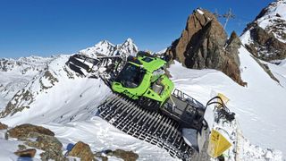 Der Pistenbully 600 E+ ist eine hybride Pistenraupe, die nicht an die Steckdose muss. (Bild: Kässbohrer Geländefahrzeug AG)