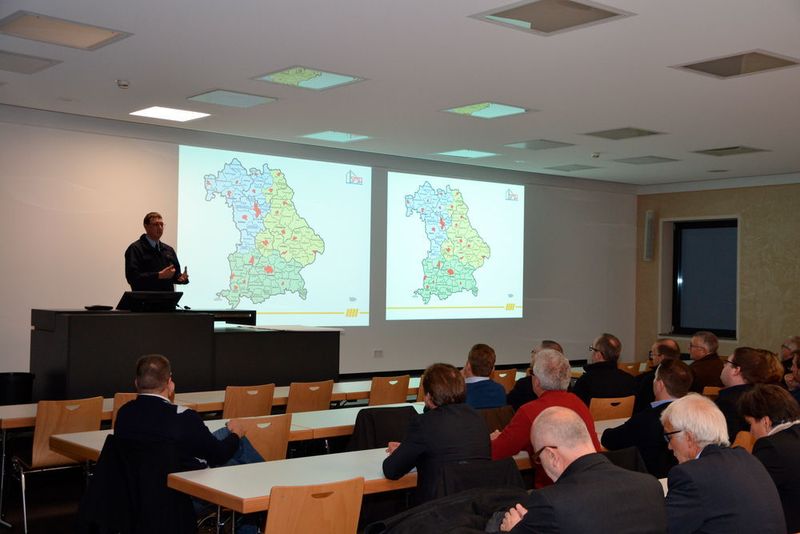 Eiin Programm-Highlight des ersten Veranstaltungstages war die Exkursion zur Staatlichen Feuerwehrschule Würzburg, die seit 1949 durch qualifizierte Aus- und Fortbildung die Arbeit der bayerischen Feuerwehren vor Ort unterstützt. (PROCESS)