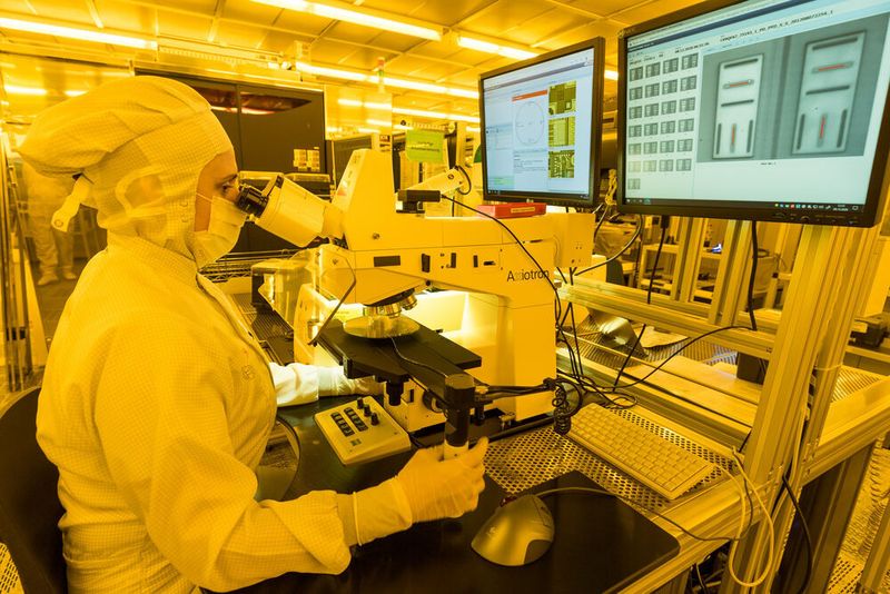 Künstliche Intelligenz kommt beispielsweise bei der Planung von Produktionsprozessen in hochautomatisierten Chipfabriken wie dem Bosch-Halbleiterwerk in Reutlingen zum Einsatz, um Wafer zeit- und kostensparend durch bis zu 1.000 Bearbeitungsschritte zu steuern. Das steigert den Wafer-Durchsatz um fünf Prozent, und die Investition rechnet sich schon nach drei Monaten.  (Bosch/Martin Stollberg /Jan Potente)