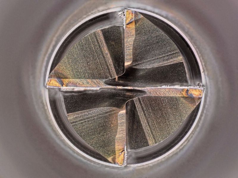 Fraises en bout M3520 Ø 2.00 – Ouverture des poches – 32 000 tr/min – Vf 1500 mm/min (Source : Louis Bélet)