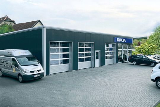 Der Dacia-Betrieb in Obernkirchen entstand in einer Bauzeit von knapp drei Monaten. Er verfügt über einen repräsentativen Ausstellungsraum und zwei Werkstattarbeitsplätze.    (Bild:  Hacobau)