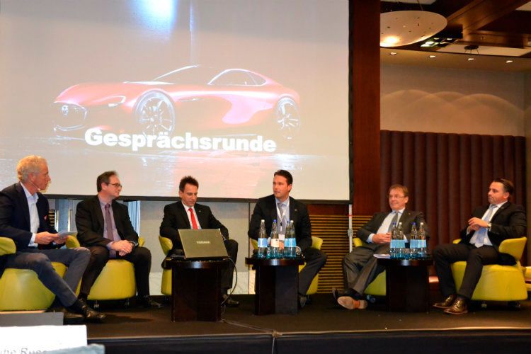 (v.li.) Ulrich Fromme moderierte eine Gesprächsrunde, in der die zuvor gesammelten Fragen der teilnehmenden Händler beantwortet wurden: Werner Prange (MHV), Marko Böttcher (MHV), Bernhard Kaplan (MMD), Josef Schmid (MMD) und Marco Christ (Mazda Finance). (Foto: Mauritz)