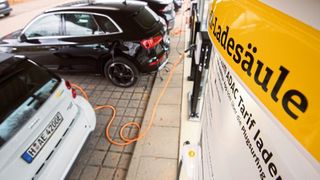 Gut zwölf Prozent der E-Fahrzeuge, die in Deutschland neu zugelassen und großzügig gefördert wurden, werden nach sechs Monaten Mindesthaltedauer mit Gewinn ins Ausland verkauft. (Julian Stratenschulte/dpa)