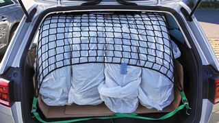 So ist’s richtig: Mit einem zugelassenen Ladenetz verspannt, geht von den Rädern auch bei einem Unfall keine Gefahr aus. (Bild: Rosenow/»kfz-betrieb«)