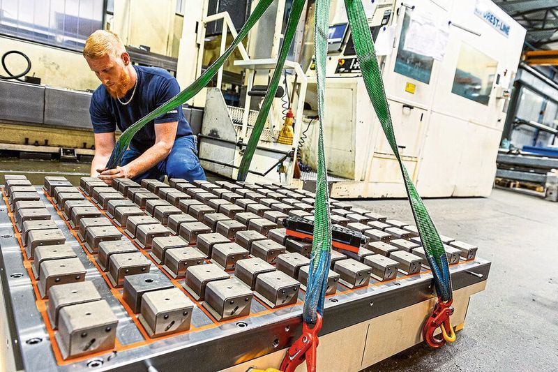 Sicher gespannt: Auf der Palette halten 132 bewegliche Polverlängerungen bis zu 1500 kg schwere Bauteile zuverlässig und stabil beim Bearbeiten. (Erowa AG)