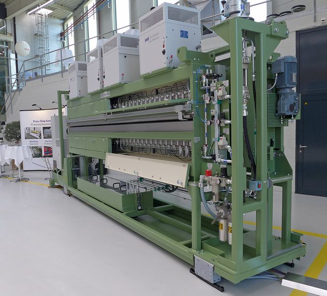 SMT-Trockenreinigungslage, die mit einer Schmierstoffaufbringungsanlage kombiniert ist und auf einem gemeinsamen Grundgestell aufgebaut ist. (Bild: Güdel)