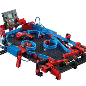 Mit dem fischertechnik Baukasten einen Flipper für Groß und Klein bauen.
