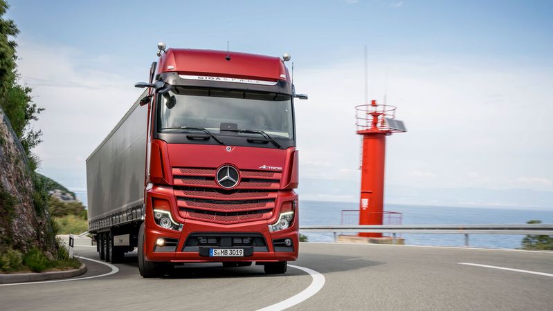 Der Nutzfahrzeugmarkt in Europa nimmt weiter Fahrt auf – von Bestzeiten ist er aber noch deutlich entfernt.(Bild:  Daimler)