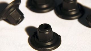 Asahi Kasei erhielt im November 2018 in Livonia, Michigan/USA, für die „High Strength Self-Tapping Composite Nut“ den SPE Automotive Innovation Award „Most Innovative Use of Plastics“ in der Kategorie „Chassis/Hardware“. (Asahi Kasei)