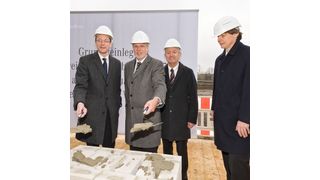 Grundsteinlegung im Mercedes-Benz-Werk Bremen: Senator Martin Günthner, Andreas Kellermann, Leiter Mercedes-Benz Werk Bremen, Rudi Hammerschmidt, Leiter Produktionsplanung Daimler AG, und Dr. Thomas Liedtke, Rohbauleiter im Werk Bremen (v. l.).  (Bild: Daimler)