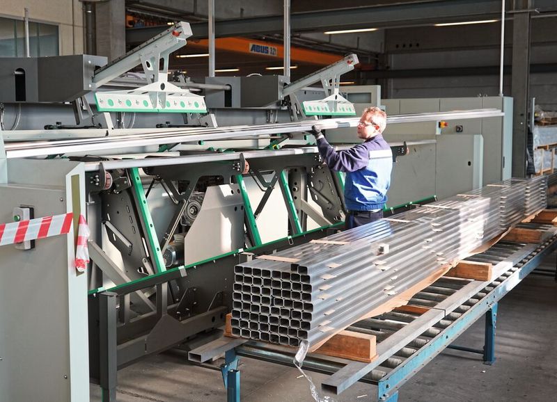 Der Rohrlaser LT7 von BLM ist bei Altec mit 6,5 Meter Beladung, 4,5 Meter Entladung, Bündellader und ausschwenkbare Ketten für unter anderem offene und Sonderprofile ausgestattet.  (Bild: BLM)