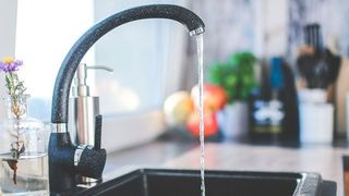 Wie steht es um die Trinkwasserqualität in Deutschlands Haushalten? Eine aktuelle Studie zeigt Blei- und Nickelüberschreitungen im Trinkwasser und gibt Hinweise auf das Alter der Leitungen und Armaturen am Punkt der Entnahme. (gemeinfrei)