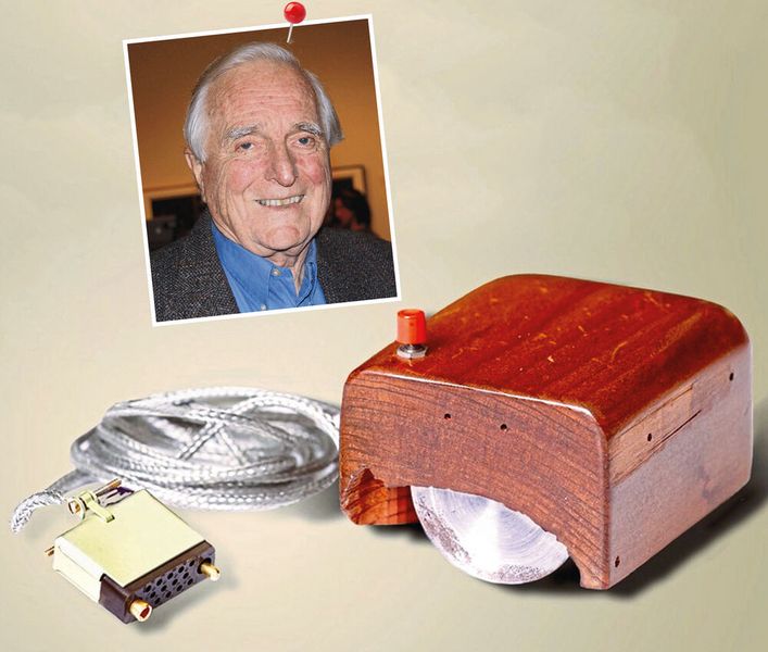 1970 – Patent auf die Computermaus: Am 17. November 1970 erhielt Douglas Engelbart das Patent für die erste Computermaus. Allerdings kannte man zur damaligen Zeit den Begriff Maus noch nicht. Deshalb hieß es in der Patentschrift „X-Y-Positionsindikator für ein Bildschirmsystem“. Mit der Computermaus veränderte sich die Bedienung zwischen Mensch und Computer grundlegend. Die Eingabe wird direkt in Maschinensprache übersetzt. Eine immense Vereinfachung. Doch Anfang der 1970er Jahre war die Welt noch nicht reif für die einfache Bedienung mit einer Maus. Nicht einmal die Firma Hewlett Packard, die Jahrzehnte später einer der größten Hersteller von Personal Computern war, wollte etwas von der Interaktion zwischen Mensch und Maschine wissen. Die Computermaus sollte erst durch die Firma Apple Mitte der 1980er Jahre in großen Stückzahlen auf den Markt kommen. Gleichzeitig mit der einfacheren grafischen Benutzeroberfläche. Damit hat die Computermaus die grafische Benutzeroberfläche wesentlich unterstützt.  (Bild: SRI Computer Mouse.jpg / CC BY-SA 3.0 / de.wikipedia.org)