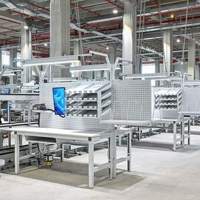 In der Halle West wurde auf insgesamt drei Ebenen die komplette Neueinrichtung der Arbeitsplätze vorgenommen. (Bild: Krieg)