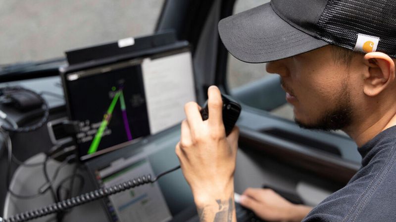 Mensch und Technik stehen im ständigen Austausch. (Bild: Daimler Trucks)