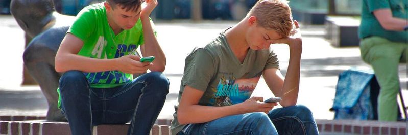 Junge Menschen wachsen heute mit Digitaltechnik auf. Das kann für die Digitalisierung in Unternehmen von großem Nutzen sein. (Bild:  gemeinfrei /  Pixabay)