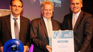 Umweltminister Franz Untersteller (Mitte) überreicht Ziehl-Abegg-Entwicklungschef Dr. Walter Angelis (rechts) und Entwickler Andreas Groß die Urkunde bei der Preisverleihung zum Umwelttechnikpreis in der Kategorie Materialeffizienz des Landes Baden-Württemberg 2019. (Ziehl Abbeg)