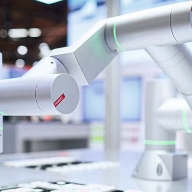 Physical AI in der Praxis: TwinCAT CoAgent übersetzt natürliche Sprache in Maschinenbefehle und ermöglicht die intuitive Steuerung komplexer mechatronischer Systeme. (Bild: Beckhoff Automation)