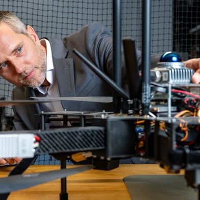 Mirko Kovač fordert mit einem Manifest die Etablierung von «Sustainability Robotics» als neue wissenschaftliche Disziplin. Ziel ist es, Robotik konsequent an ökologischen, gesellschaftlichen und wirtschaftlichen Nachhaltigkeitszielen auszurichten. (Bild: Empa)