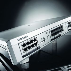 Die für den 19-Zoll-Rack-Einbau geeignete Telefonanlage Officeserv 7100 unterstützt bis zu 32 analoge oder digitale Nebenstellen.