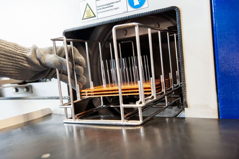 Mit leistungsfähigen Beschichtungen können die Experten bei Zecha ihren Werkzeugen wichtige Eigenschaften mitgeben - unter andrem etwa eine hohe Standzeit.  (Bild: Zecha/Stefanie Morlok Fotografie)