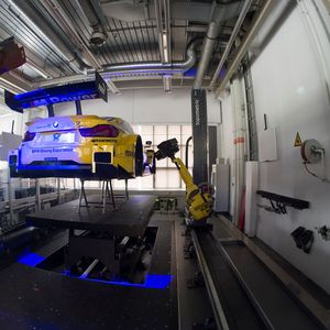Wie von Geisterhand gelenkt fahren die beiden Roboterarme den neuen BMW M4 DTM ab, scannen die Karosserie mit allen Aerodynamik-Komponenten Millimeter für Millimeter und erstellen vollautomatisiert das perfekte 3D-Modell.(Bild:  BMW/Martin Hangen)