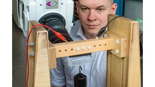 Versuchsaufbau mit Dr. Philipp Rothemund, Postdoctoral Researcher, MPI-IS Stuttgart: „In der Grundlagenforschung stößt man ständig auf neue Fragen, Aspekte und Anforderungen. Dementsprechend muss die Ultra-Highspeed-Kamera für unsere Analysen einen sehr hohen Leistungsumfang und eine große Funktionsbreite bieten.“  (Bild: MPI-IS Stuttgart)