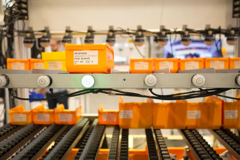 Das Pick-to-Light-System zeigt an, in welche Reihe der frisch gefüllte Behälter eingeschoben werden muss. (Turck)