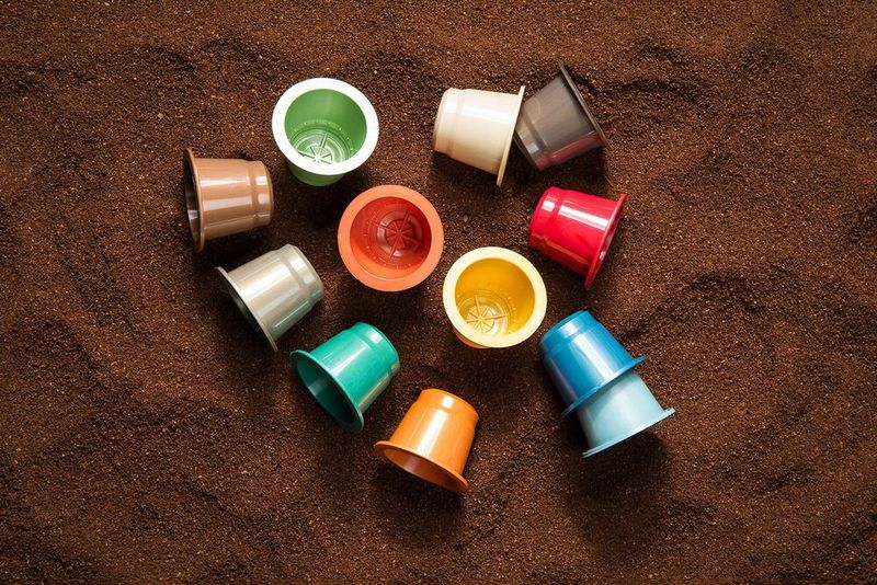 Bunt und nützlich! Das sind diese Kaffeekapseln hier, weil sie aus dem PBT Ultradur Barrier 1520 FC spritzgegossen sind. Auch wenn sie mit Kaffee befüllt ein Jahr gelagert werden, steigt der Sauerstoffanteil auf höchstens 0,1 Prozent, wie die BASF betont. (Bild: BASF)