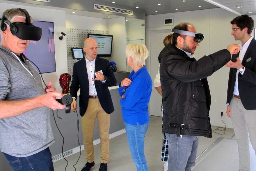 inside_the_digitalisierungs_truck_vr_glasses ()