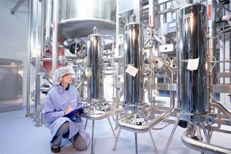 Temperiersysteme der Unistat-Reihe sorgen in zahlreichen Forschungslaboratorien,
Pilotanlagen und Kilo-Labors für exakte Temperaturen und stabile Prozessbedingungen. Im Bild: Synthese von Vitaminpräparaten im Bereich von -60°C bis +300°C. Scale-Up mit Unistat-Technologie im Labor, Kilolabor, Miniplant, Pilotplant. (Bildpromotion: Peter Huber Kältemaschinenbau) (Archiv: Vogel Business Media)