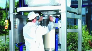 Mitarbeiter werden durch den Einsatz von Big-Bags entlastet: Hier sieht man die Ankoppelung des Auslaufmundes.  (Bild: Derichs)