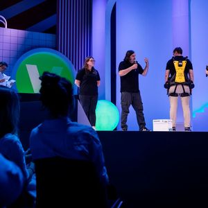 Exoskelett Cray X von German Bionic gewinnt Election de la Tech 2022. Hier die Vorführung auf dern Vivatech-Hauptbühne am 18. Juni 2022.(Bild:  German Bionic)