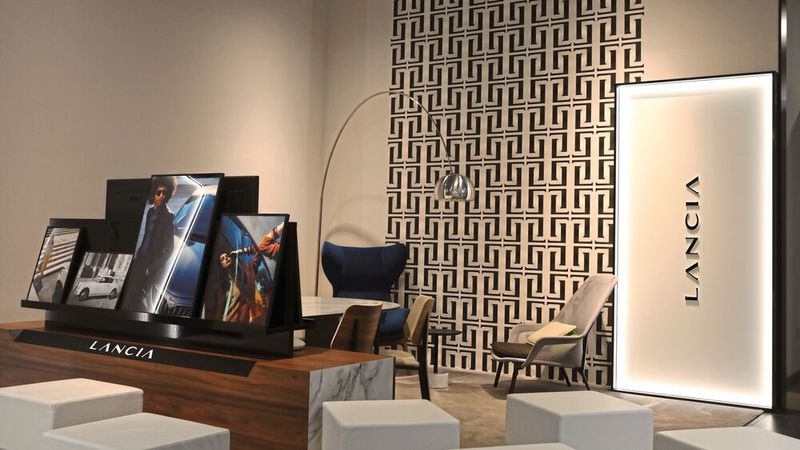 Beim neuen Lancia-Schriftzug hat sich die Marke nach eigenen Angaben von Schriftarten inspirieren lassen, die auch in der Modebranche verwendet werden. (Bild: Stellantis)