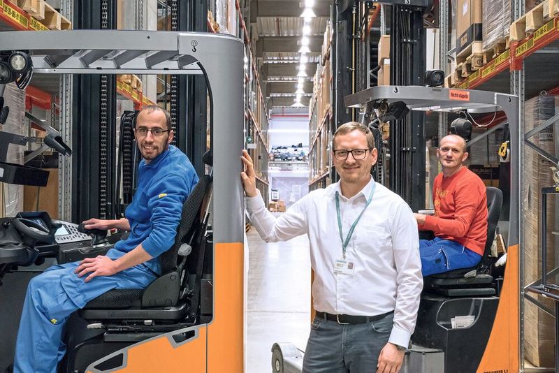 Der Projektleiter von Siemens-WKC, Carsten Sambo (Mitte), ist überzeugt von der neuen Lagerlösung im WKC. (Bild: Knehr)