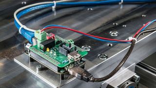 Kleiner Stecker, große Wirkung: Der Plug-and-Play-Adapter überwindet Sprachbarrieren zwischen Maschinen und macht das Umrüsten von Anlagen leichter. (KIT)