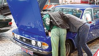 Manches geht digital, vieles aber nur live und vor Ort: Dafür sind Oldtimermärkte und -messen ein gutes Beispiel. Sie sind ein essenzieller Bestandteil des Oldtimerhobbys bzw. -gewerbes.  (Bild: Dominsky –  »kfz-betrieb«)